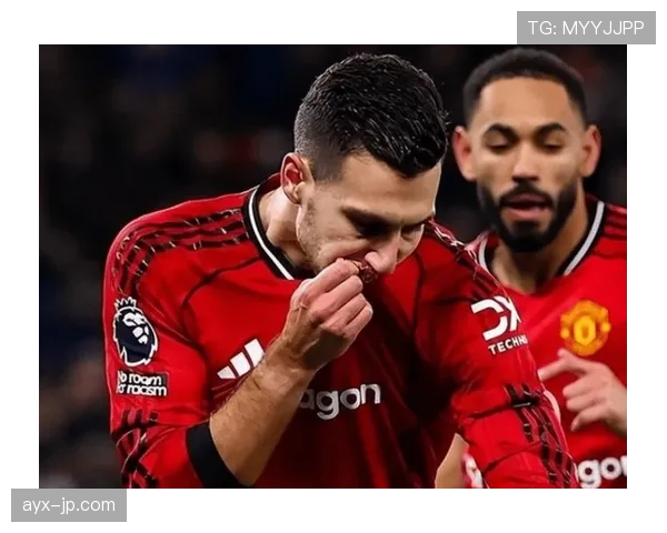 曼联:更衣室矛盾再度曝光,对球队表现稳定性形成考验 曼联:更衣室矛盾再度曝光,对球队表现稳定性形成考验