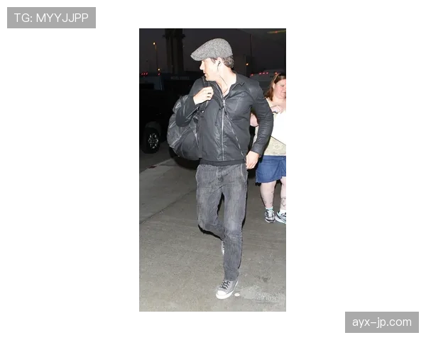 瑞安·洛赫特最新机场照：睡裤＋几十万手表，我看了都想去申请贷款